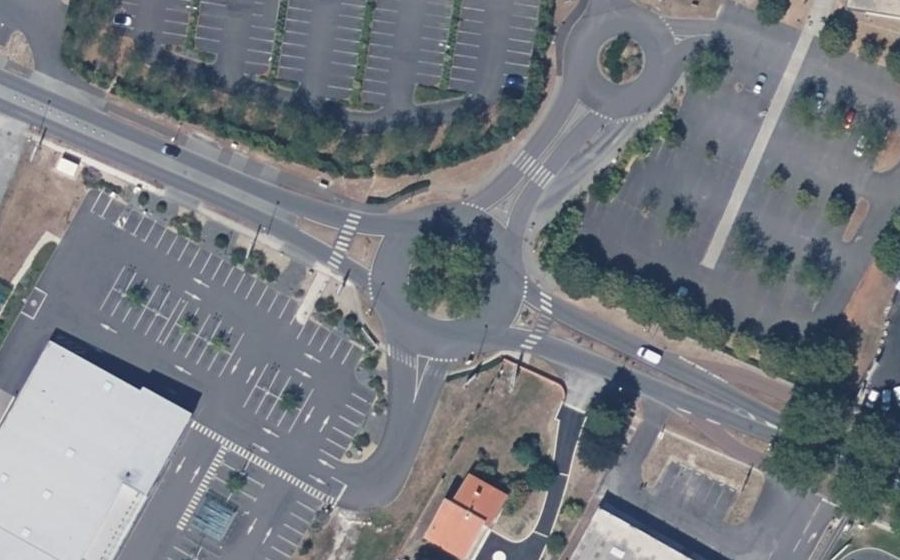 Vue aérienne du Rond-point anonyme n°27460681