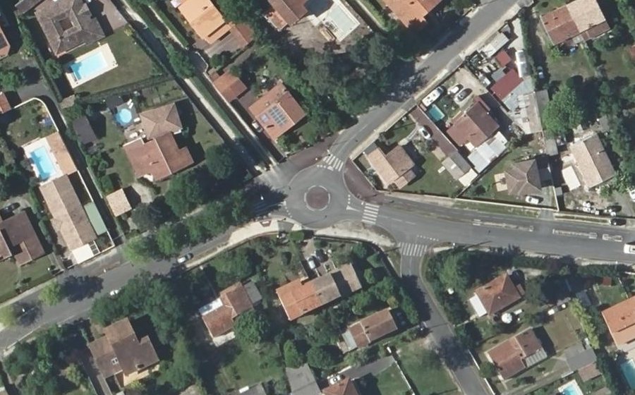 Vue aérienne du Rond-point anonyme n°27463645
