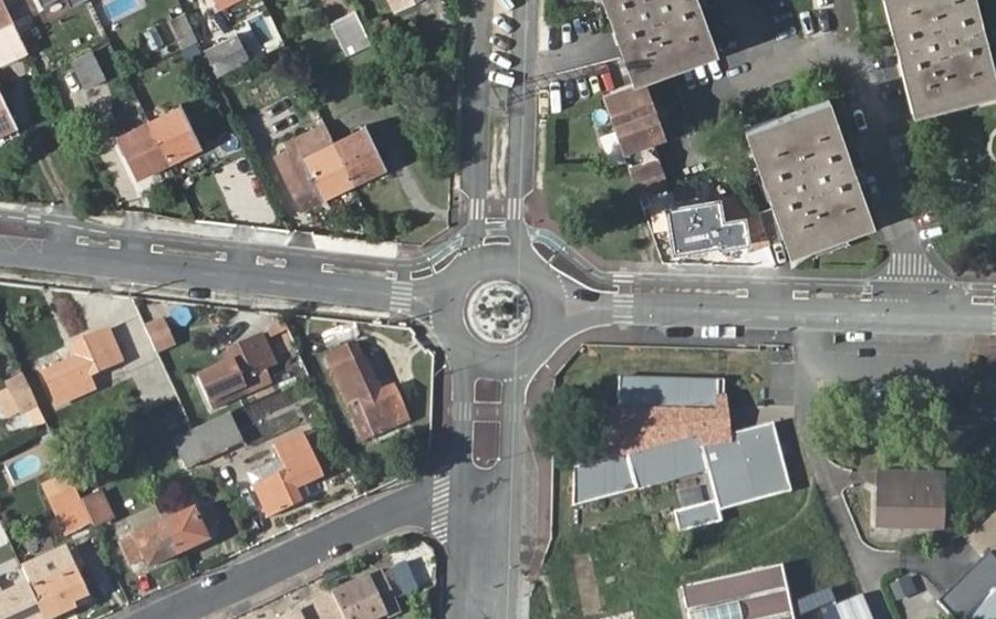 Vue aérienne du Rond-point anonyme n°27463668