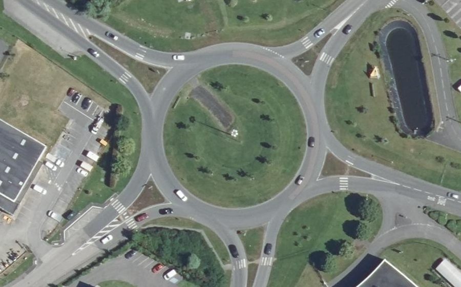 Vue aérienne du Rond-point anonyme n°27465088