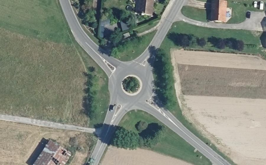 Vue aérienne du Rond-point anonyme n°27468739