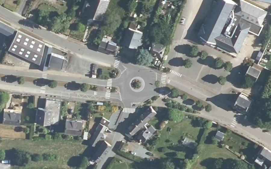 Vue aérienne du Rond-point anonyme n°27472139