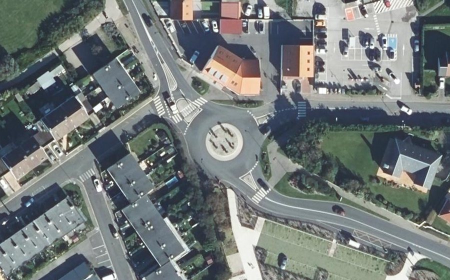 Vue aérienne du Rond-point anonyme n°27473733