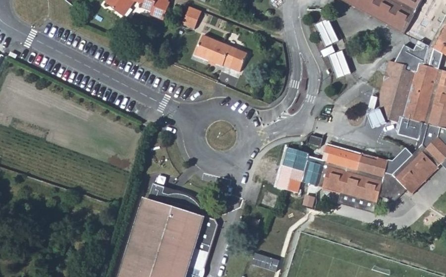 Vue aérienne du Rond-point anonyme n°274748282