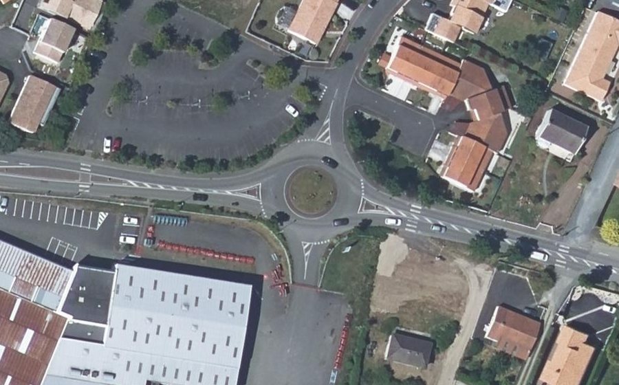 Vue aérienne du Rond-point anonyme n°274783120