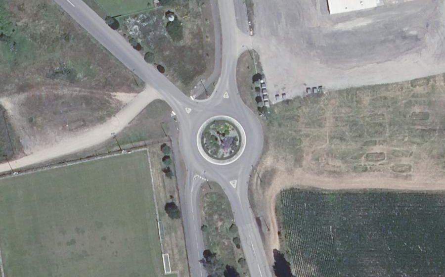 Vue aérienne du Rond-point anonyme n°27482077