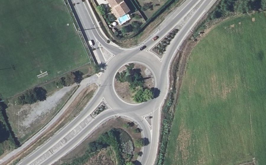 Vue aérienne du Rond-point anonyme n°27484475
