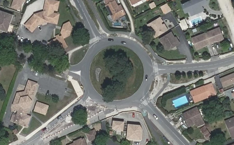 Vue aérienne du Rond-point anonyme n°27485259