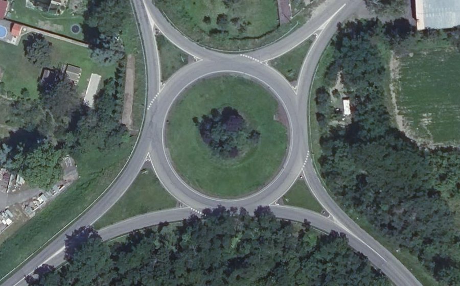 Vue aérienne du Rond-point anonyme n°27487886