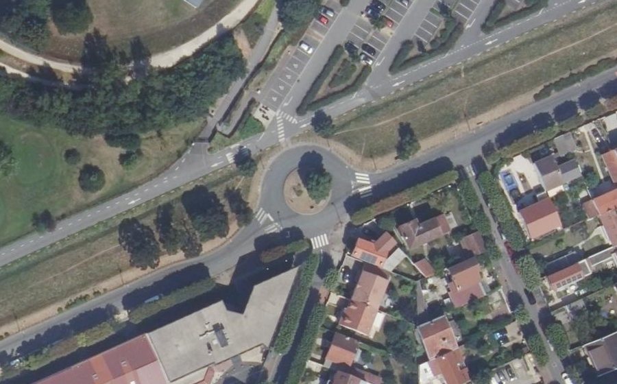 Vue aérienne du Rond-point anonyme n°27488504