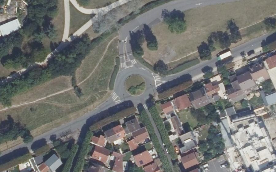 Vue aérienne du Rond-point anonyme n°27488505