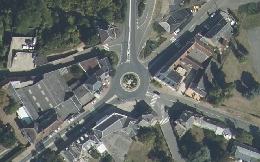 Vue aérienne du Rond-point anonyme n°27488807
