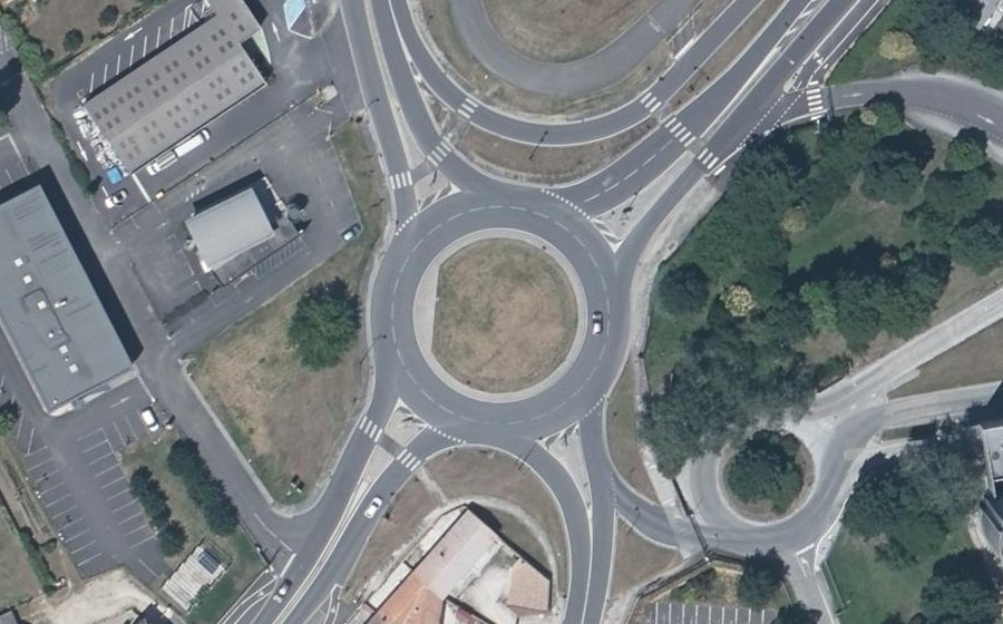 Vue aérienne du Rond-point anonyme n°27494780