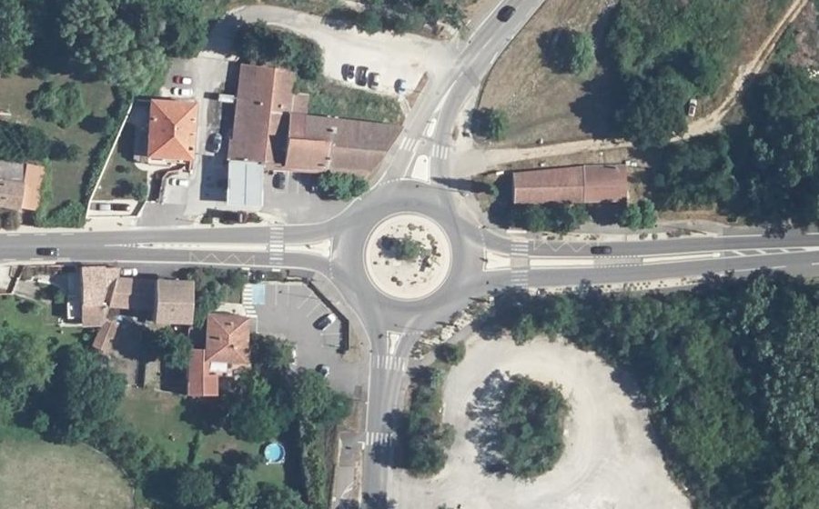 Vue aérienne du Rond-point anonyme n°27498271