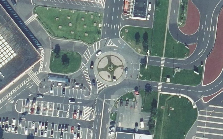 Vue aérienne du Rond-point anonyme n°27503328