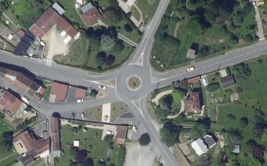 Vue aérienne du Rond-point anonyme n°27511114