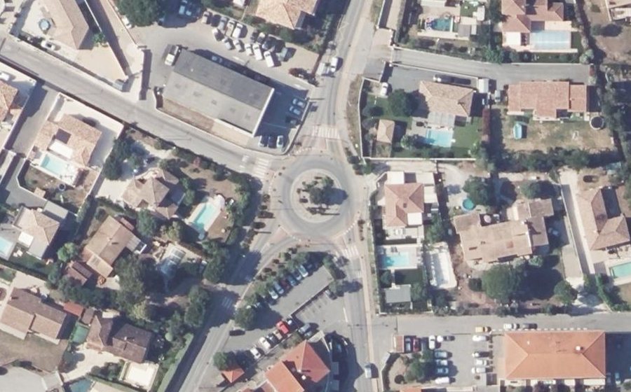 Vue aérienne du Rond-point anonyme n°275116715