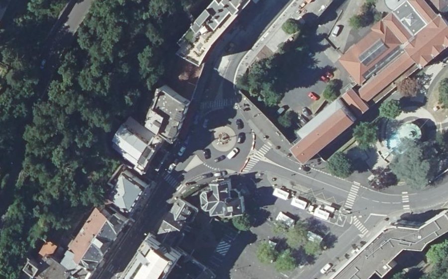 Vue aérienne du Rond-point anonyme n°27520693