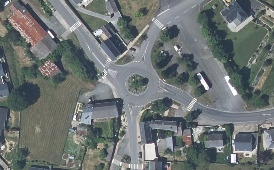 Vue aérienne du Rond-point anonyme n°275213472