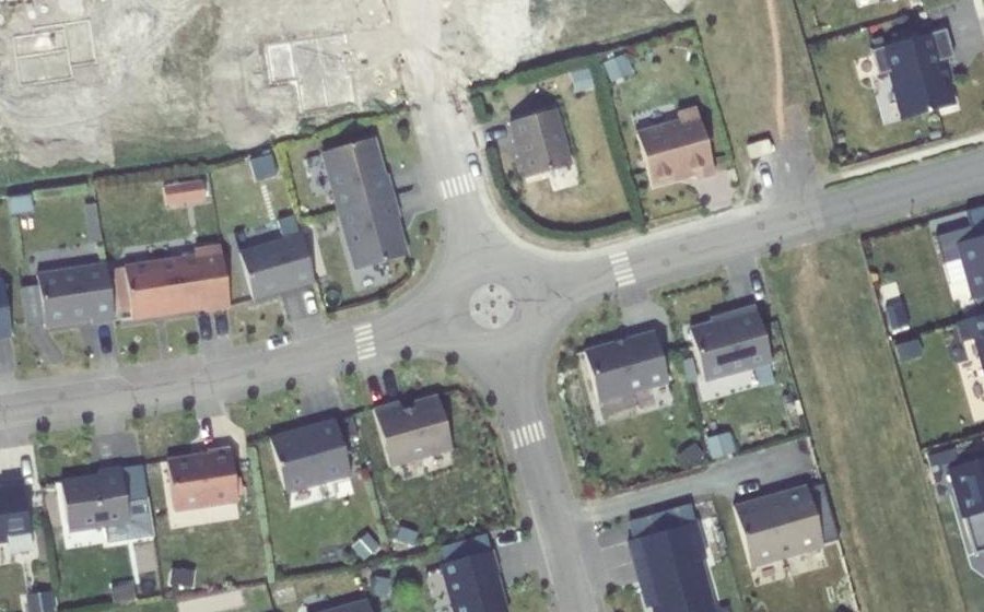 Vue aérienne du Rond-point anonyme n°275213786