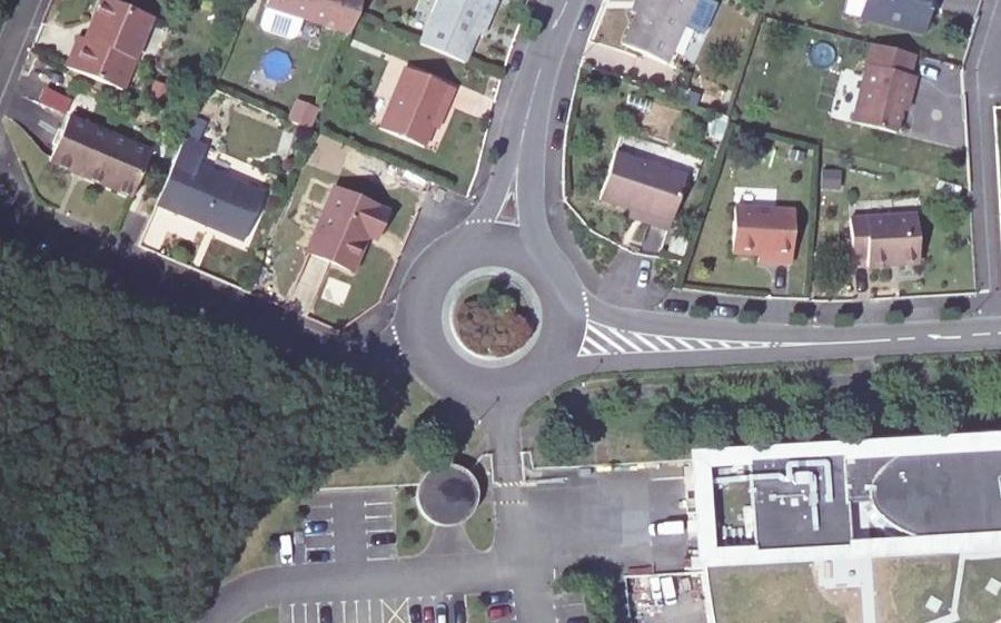 Vue aérienne du Rond-point anonyme n°275370575