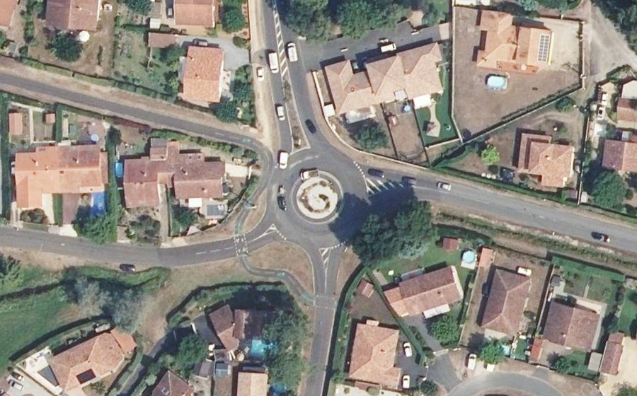 Vue aérienne du Rond-point anonyme n°27544723