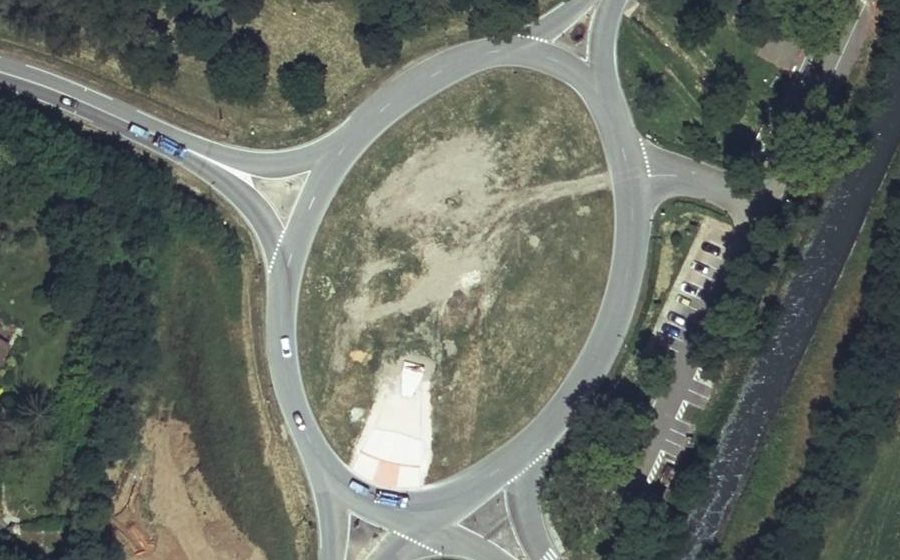 Vue aérienne du Rond-point anonyme n°275469035