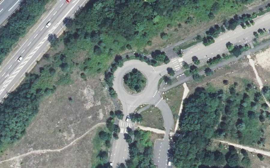 Vue aérienne du Rond-point anonyme n°275503345