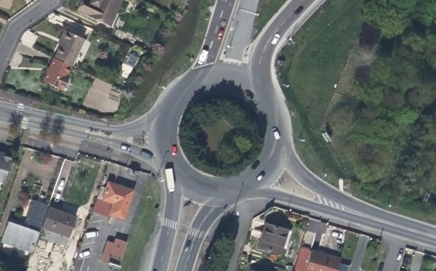 Vue aérienne du Rond-point anonyme n°27553736