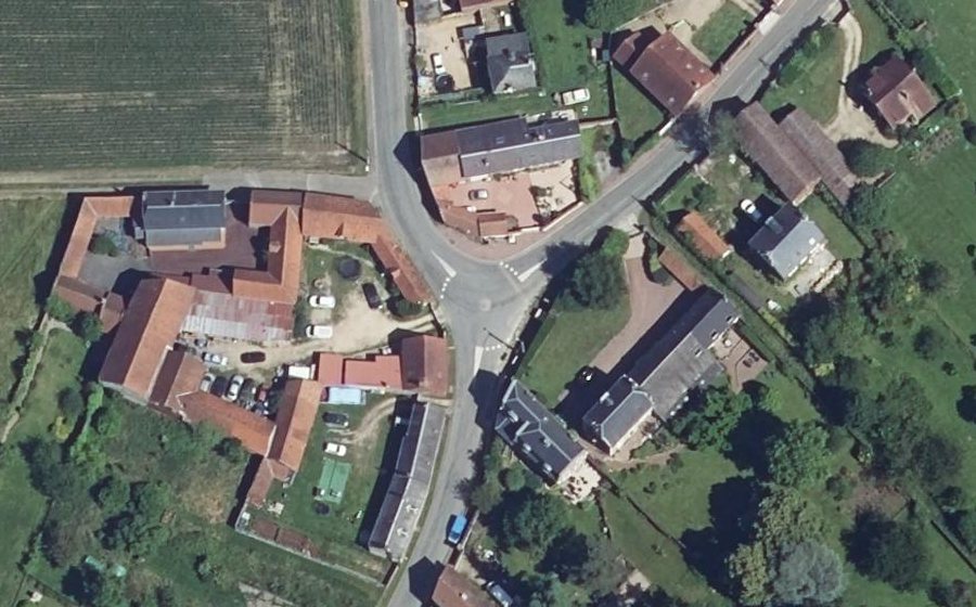 Vue aérienne du Rond-point anonyme n°275540309