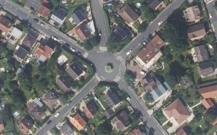 Vue aérienne du Rond-point anonyme n°27555335