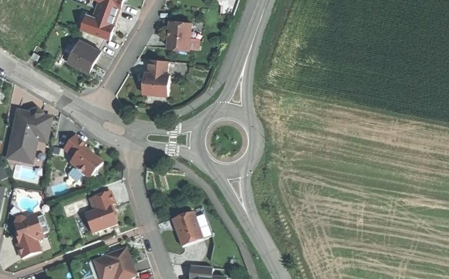 Vue aérienne du Rond-point anonyme n°27556157