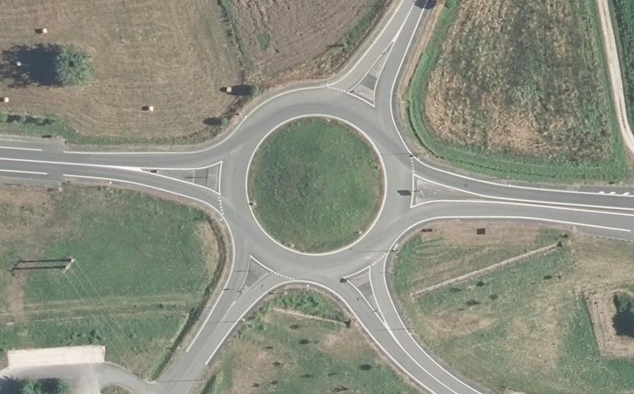 Vue aérienne du Rond-point anonyme n°275566300