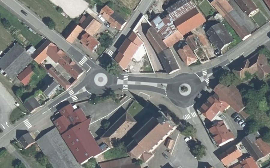 Vue aérienne du Rond-point anonyme n°27559042