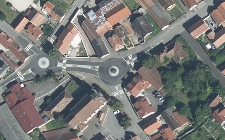 Vue aérienne du Rond-point anonyme n°27559043