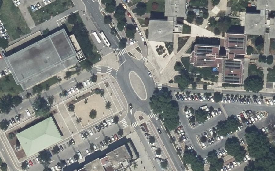 Vue aérienne du Rond-point anonyme n°275613754