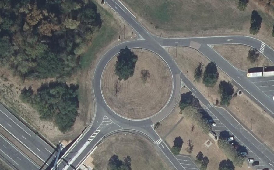 Vue aérienne du Rond-point anonyme n°27563120