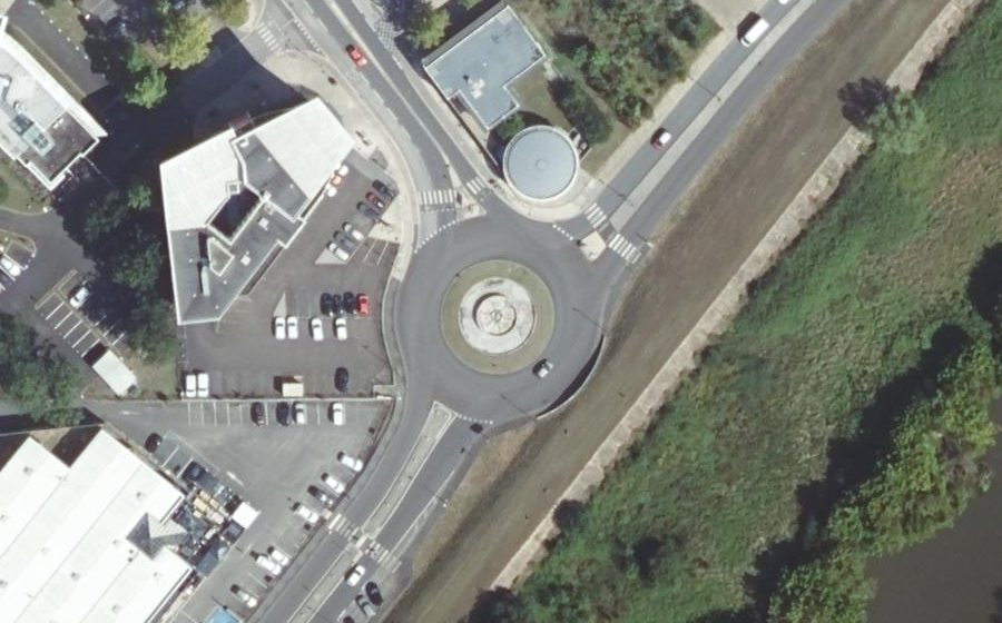 Vue aérienne du Rond-point anonyme n°27564670