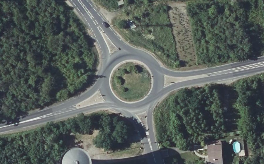 Vue aérienne du Rond-point anonyme n°27568877