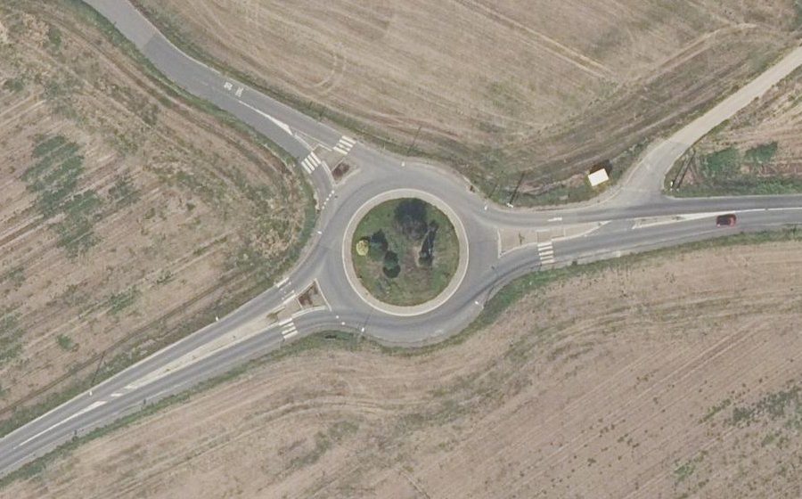 Vue aérienne du Rond-point anonyme n°27570672