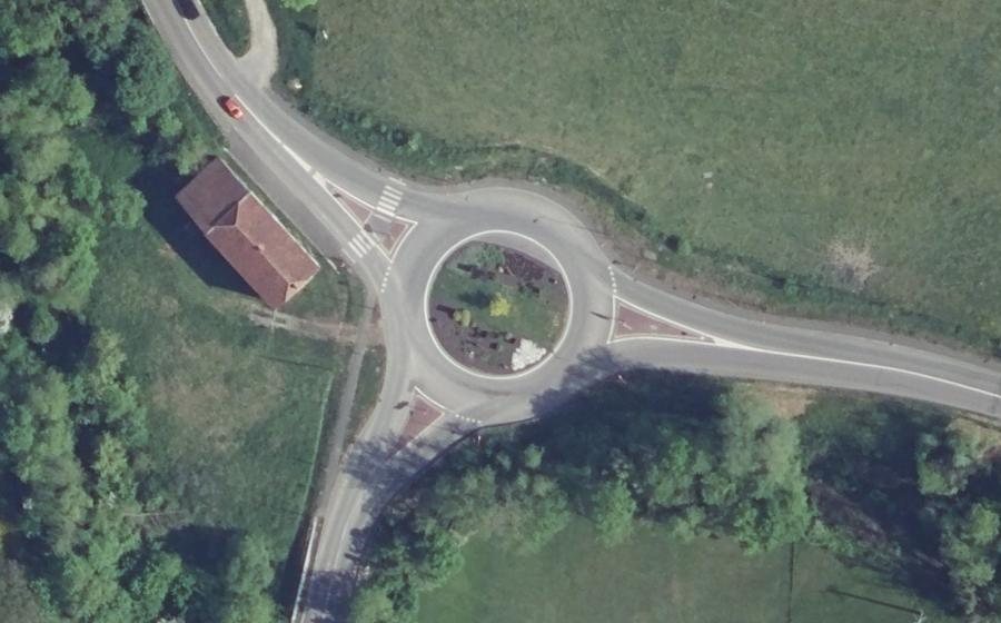 Vue aérienne du Rond-point anonyme n°275736230