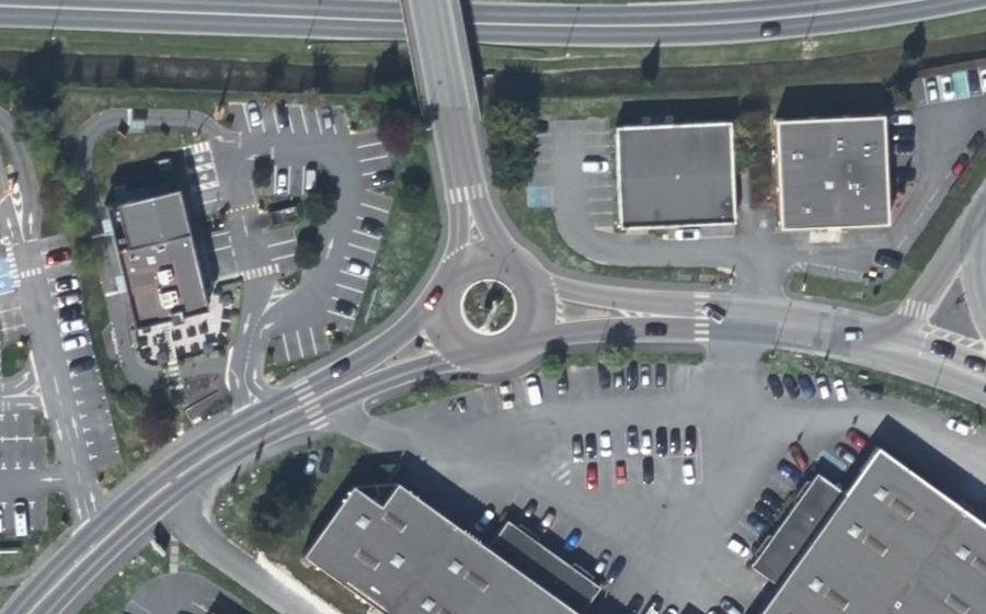Vue aérienne du Rond-point anonyme n°27574884