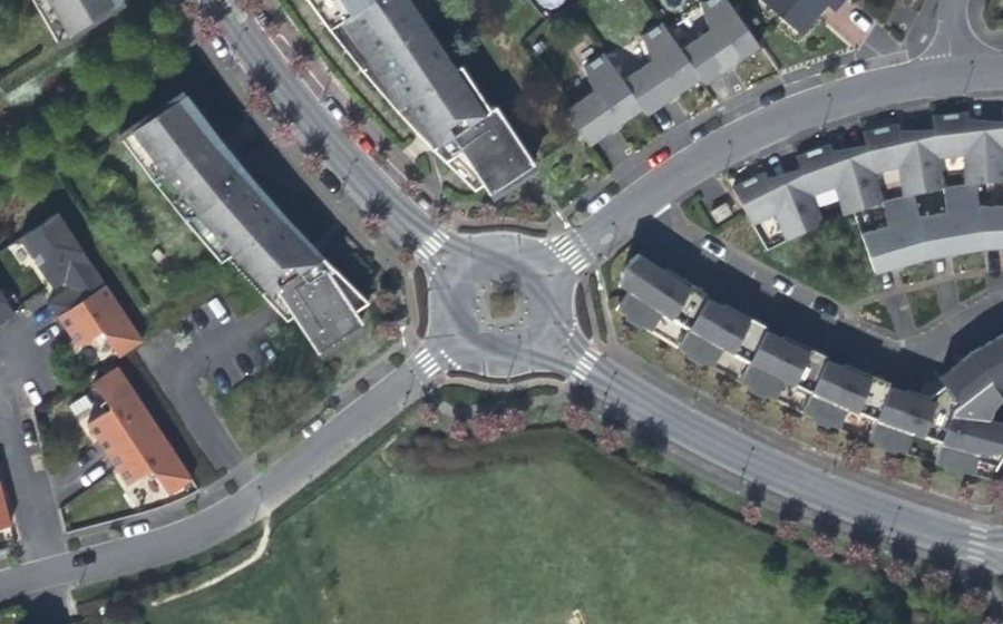 Vue aérienne du Rond-point anonyme n°27574934