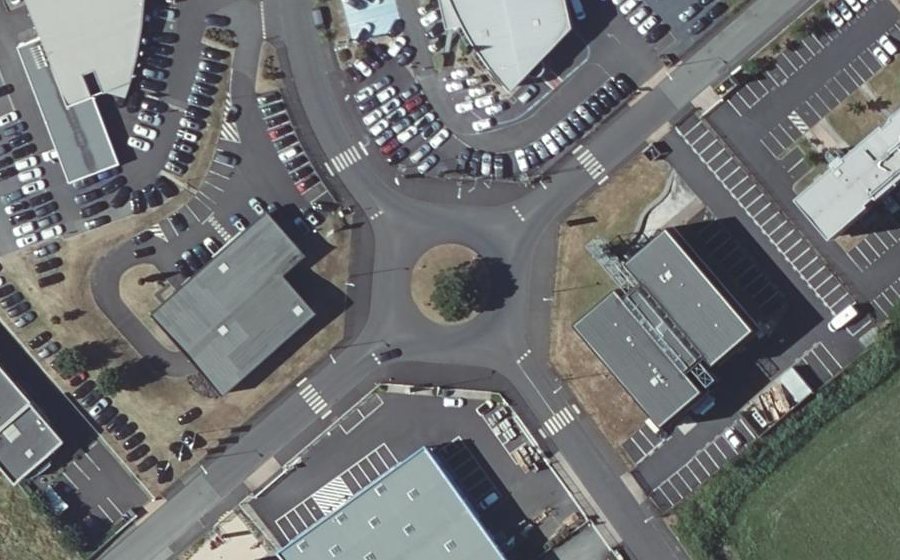 Vue aérienne du Rond-point anonyme n°27576823