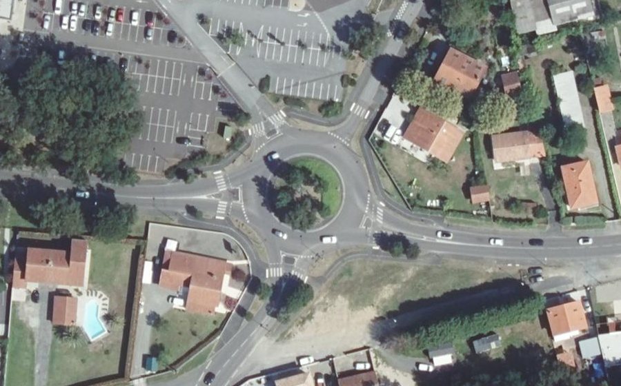 Vue aérienne du Rond-point anonyme n°27578909