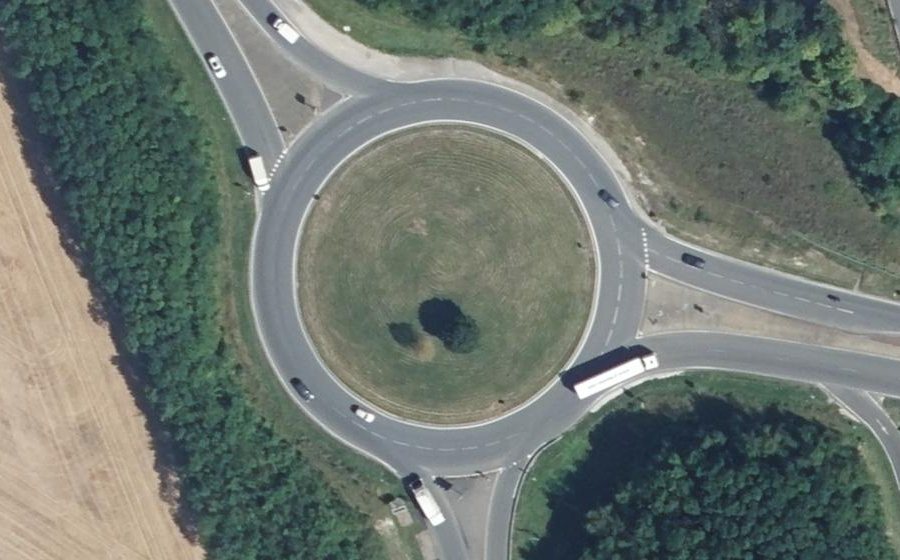 Vue aérienne du Rond-point anonyme n°27585823