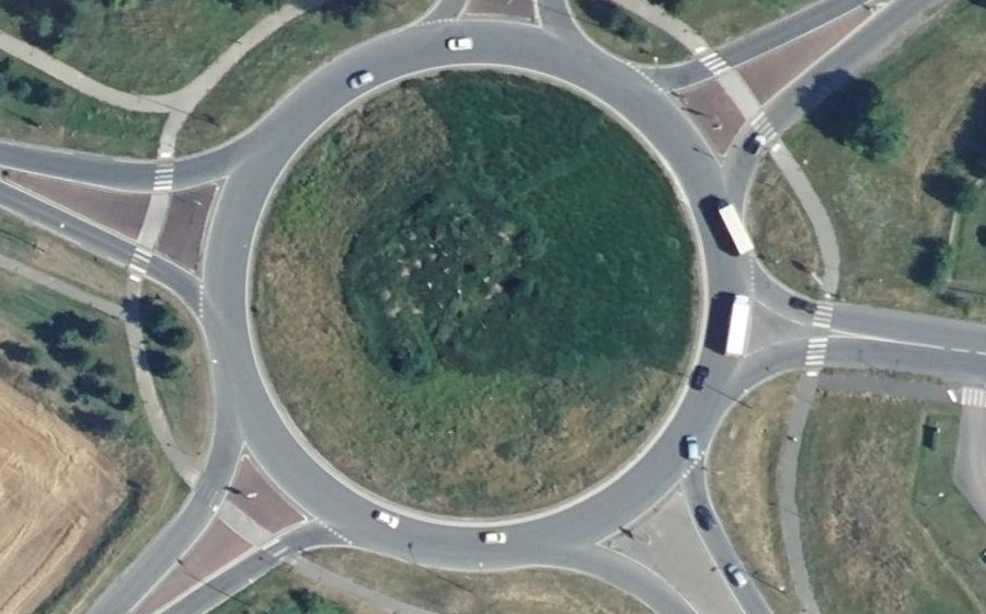 Vue aérienne du Rond-point anonyme n°27585826