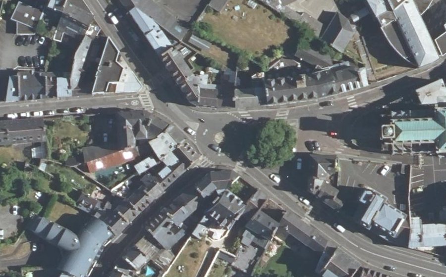 Vue aérienne du Rond-point anonyme n°275871443