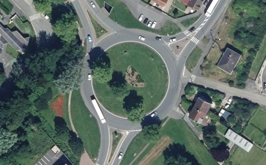 Vue aérienne du Rond-point anonyme n°27588225