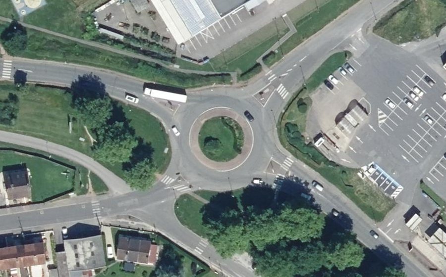 Vue aérienne du Rond-point anonyme n°27589099